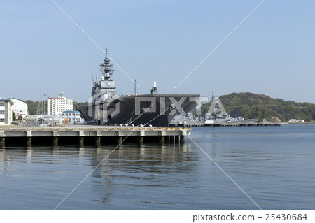 橫須賀，而海上自衛隊“護航船出雲”則停泊 25430684
