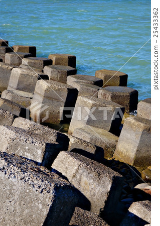 Breakwater irregularly arranged with sea Breakwater irregularly arranged with sea 25433362