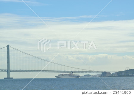 從明石漁港的防波堤的明石橋的視圖 25441900