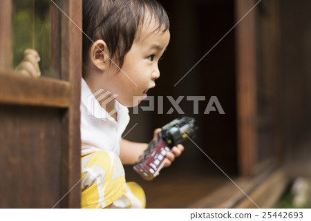 Returning home 25442693