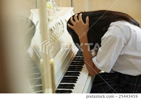 倒下的學校女生 25443459