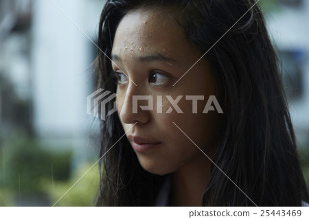 一個黑暗的女孩 25443469