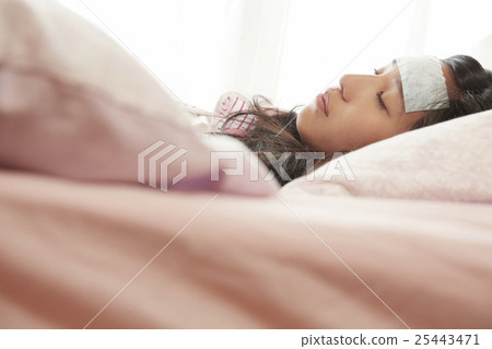 一個正在睡覺的女孩 25443471