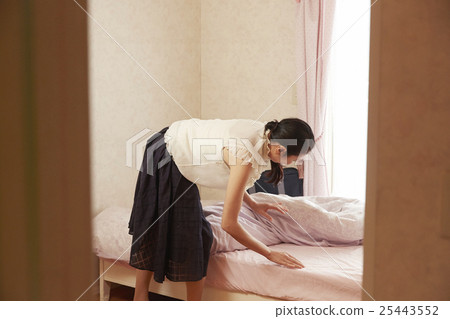 A woman who makes a bed makeup A woman who makes a bed makeup 25443552