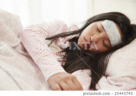 一個正在睡覺的女孩 25443743