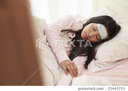 一個正在睡覺的女孩 25443753