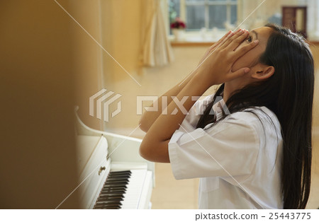 倒下的學校女生 25443775