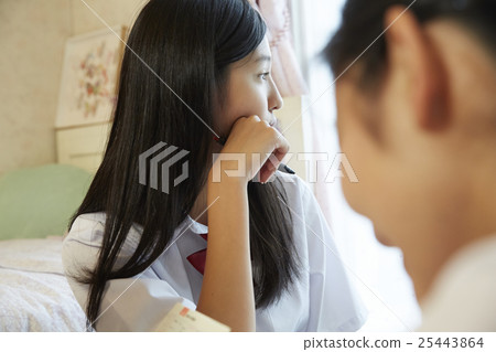 在家學習的學生 在家學習的學生 25443864