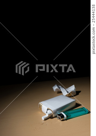 香煙和打火機 香煙和打火機 25444138