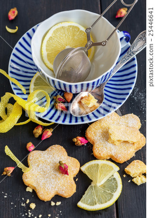 Italian cookies Canestrelli,lemon and tea cup. 25446641
