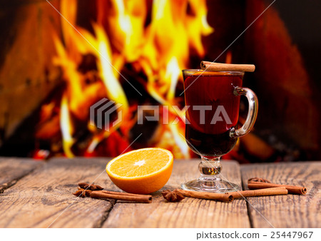 Glass of mulled wine 25447967