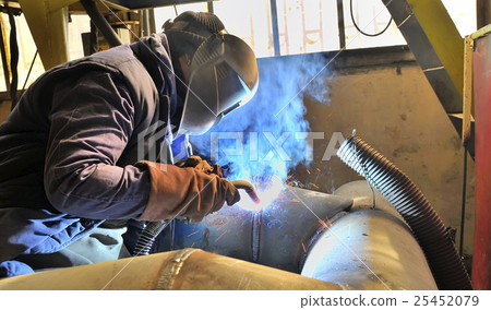 woman welder welding 25452079