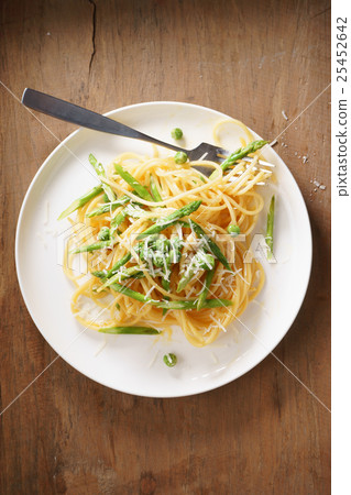 Spring pasta carbonara 25452642