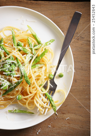 Spring pasta carbonara 25452643