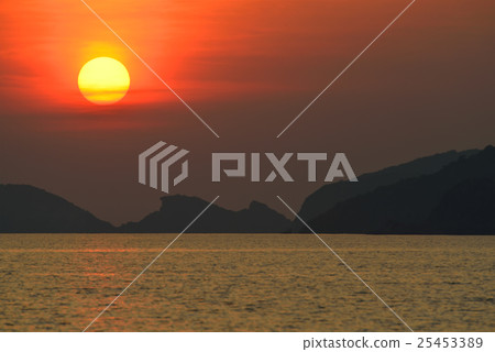 Scenic view of beautiful sunset above the sea 25453389