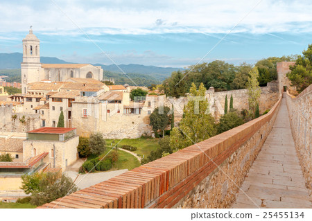 Girona. The fortress wall. Girona. The fortress wall. 25455134