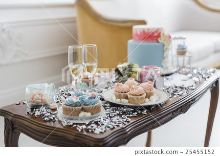Candy bar with marshmallow and cupcakes 25455152