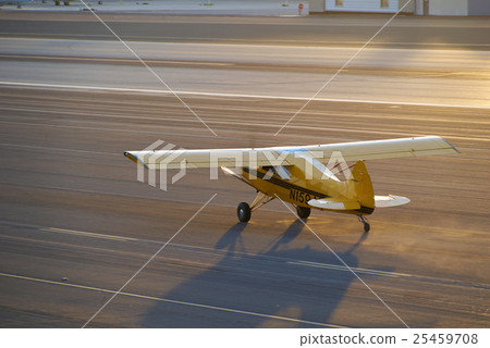 SANTA MONICA, CALIFORNIA USA - OCT 07, 2016 25459708