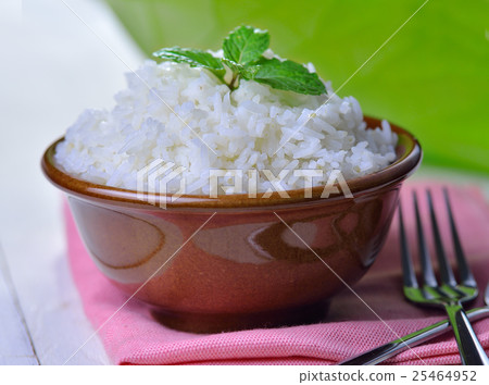 cooked rice garnished with mint in a ceramic bowl-图库照片