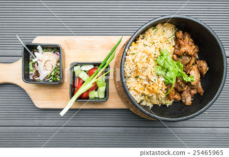 Fried pork with garlic vegetable with sauce spicy 25465965