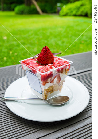 Strawberry crumble dessert cookie and cream Strawberry crumble dessert cookie and cream 25465969