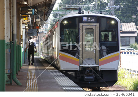 上越線E129系列（水上⇔長岡）停在長岡站 25466341