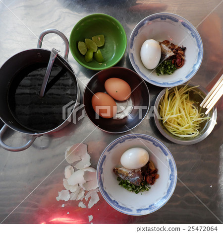 Vietnamese street food, banh can 25472064