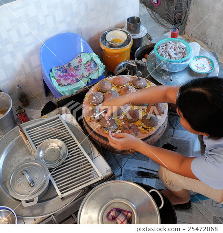 Vietnamese street food, banh can 25472068