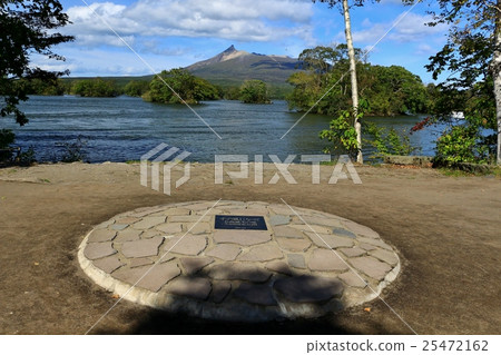 Monument on the shore of the lake 25472162