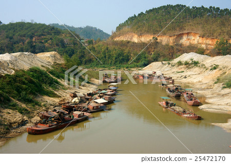 boat expoit sand on river 25472170
