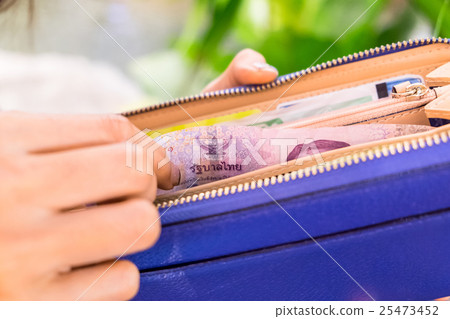 Hand woman picking bill five hundred in wallet 25473452