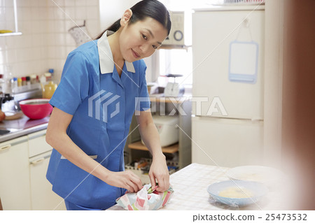 Mother housework scenery 25473532