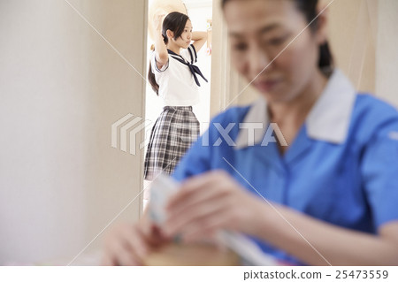 父母和孩子早上準備 25473559