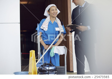 A businessman who talks with a cleaner 25473565
