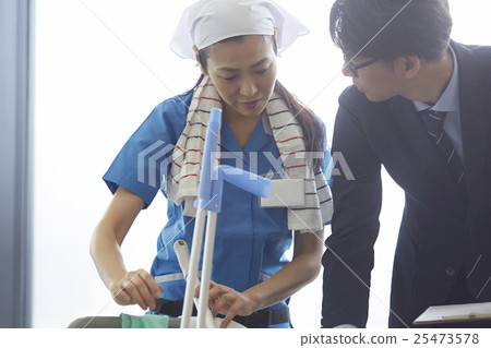 A businessman who talks with a cleaner 25473578
