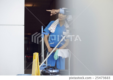 A businessman who talks with a cleaner 25473683