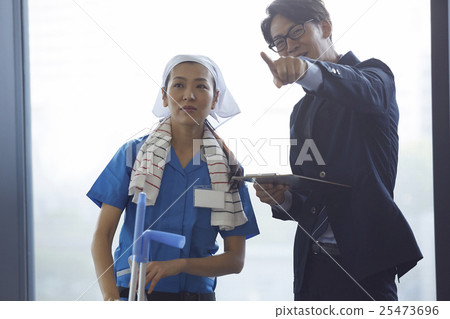 與清潔工談話的商人 25473696