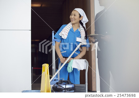 與清潔工談話的商人 與清潔工談話的商人 25473698