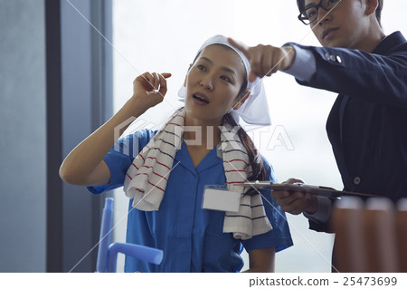 A businessman who talks with a cleaner 25473699