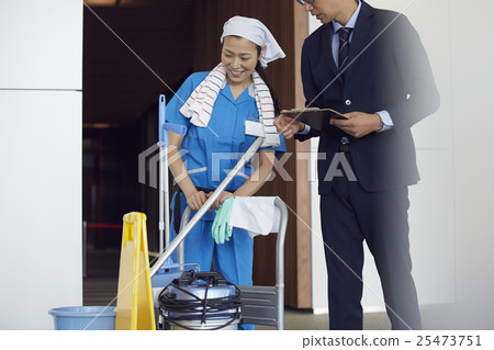 A businessman who talks with a cleaner 25473751