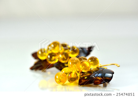 Two tortoiseshell brooches 25474851