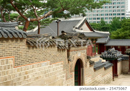 Wall in Deoksugung Palace in Seoul Wall in Deoksugung Palace in Seoul 25475067