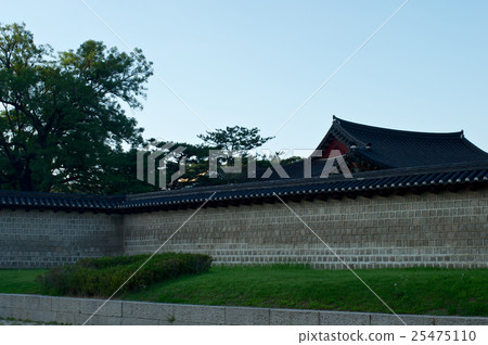 Palace in Seoul, South Korea in summer 25475110