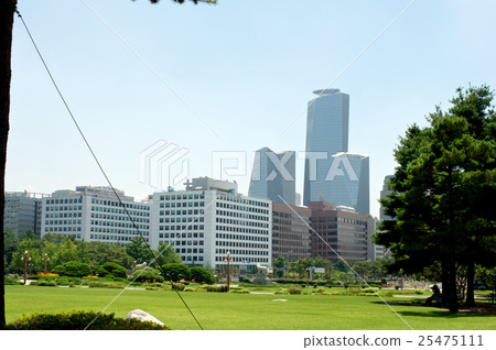 Modern buildings on Yeouido in Seoul in summer Modern buildings on Yeouido in Seoul in summer 25475111