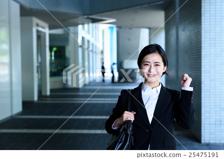 現代商業形像一名公司員工凝視著建築物前面的女性商界女性強化寒冷天氣 現代商業形像一名公司員工凝視著建築物前面的女性商界女性強化寒冷天氣 25475191