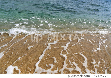 Clear sea water in the coastal sand 25475778