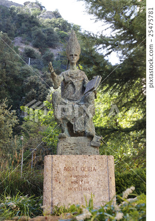 Statue abat Olibe (fundator of Montserrat) 25475781