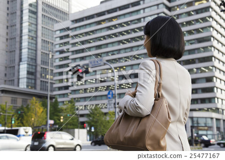 女商人離開家庭回歸家庭商人女商人銷售保險財政推銷員 25477167