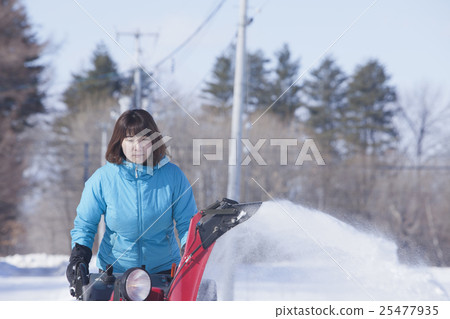 一個女人除雪 一個女人除雪 25477935