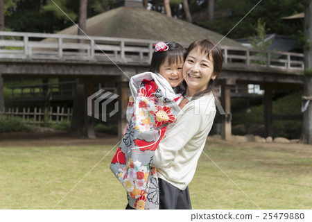 Parent and child who came to visit the shrine at Shichigosan Parent and child who came to visit the shrine at Shichigosan 25479880